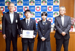 士幌高生徒がキルギス訪問へ 町長に決意表明