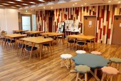 多くの人が交流できる食事スペース