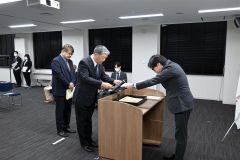 空閑部長（右）から表彰状を受け取る受賞者