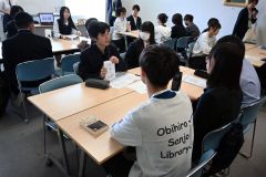 自身のお気に入りの一冊を紹介する参加者ら