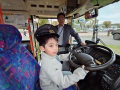 働く車のブースでは子どもたちが運転手気分でハンドルを握った