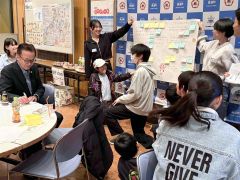 喜井町長に町の魅力や課題を発表する子どもたち