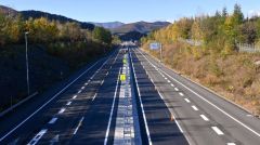 ４車線化に向け着々と工事が進む道東道（１０月２４日撮影）