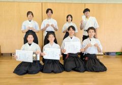 ジュニアの部上位入賞者。（前列左から）中野瑠々、納七海、山田滉陽、櫻井蒼士と、（後列左から）山口七海、大森研、斎藤摂、西山瑠晟