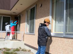 窓ふきに取り組む会員たち