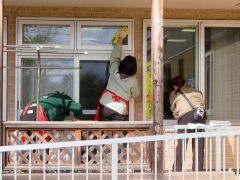 窓ふきに取り組む会員たち