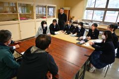 懇談するおやじの会のメンバーと生徒ら