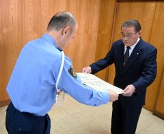 澁谷署長（左）から感謝状を受け取る菅原さん