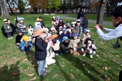 絵本にもある植物を説明するみどりの課のメンバー