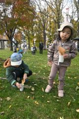 絵本にある葉などを探す園児ら