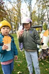 園内にある葉を探す園児
