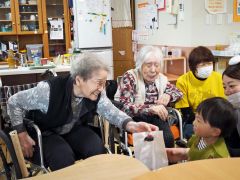 ハロウィーンの仮装で交流する園児と高齢者