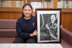 全国児童版画コンクールで最高賞を受賞した近藤さんと受賞作品