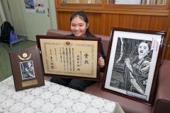 全国最高賞の近藤さんに表彰状　日専連全国児童版画コンクール　「とてもうれしい」