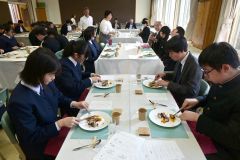 豊かな足寄食材を満喫する足寄中３年生