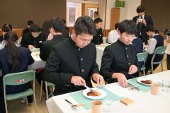 豊かな足寄食材を満喫する足寄中３年生