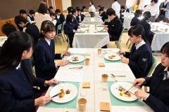 豊かな足寄食材を満喫する足寄中３年生