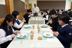 豊かな足寄食材を満喫する足寄中３年生