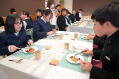 豊かな足寄食材を満喫する足寄中３年生