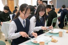 足寄食材でフレンチ　シェフが中３生にフルコース６品　あしおこし隊