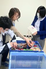 職員らから８３点の食品が持ち寄られた