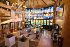 吹き抜けホールにはステンドガラスが飾られている