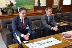 村松教育長（左）と河瀬室長