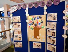 「ゆきんこ」の会員たちの心のこもったメッセージやリトルベビーの写真などを展示した