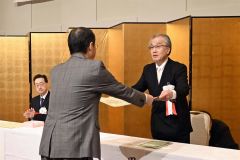 表彰状を受け取る田中氏（右）