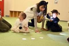 仮装姿で遊びを楽しむ親子