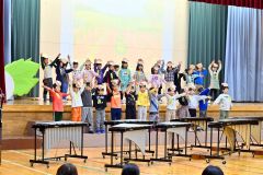 音楽とダンスを交え、「おおきなかぶ」を披露する１年生（３１日午前９時ごろ、帯広森の里小で。金野和彦撮影）