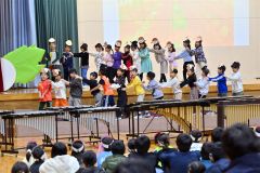 音楽とダンスを交え、「おおきなかぶ」を披露する１年生（３１日午前９時ごろ、帯広森の里小で。金野和彦撮影）