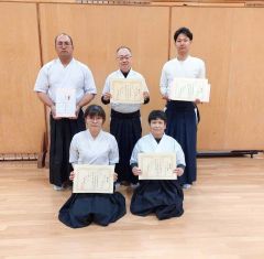 一般の部の十勝関係上位入賞者。前列左から高橋美香、平野三千子。後列左から大山誠、佐々木真人、清野嵩澄