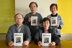 「文芸おとふけ」の第５７号をＰＲする編集委員会のメンバー（前列右が内田編集長）