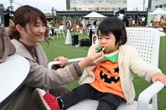 会場で食事を楽しむ親子連れ(31日正午ごろ、須貝拓也撮影)
