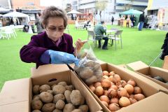 ジャガイモやタマネギなど野菜の詰め放題が催された会場(31日午前11時半ごろ、須貝拓也撮影)