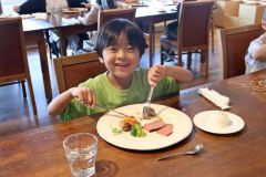 ナイフとフォークを使いフルコースを味わう園児