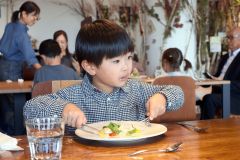 ナイフとフォークを使いフルコースを味わう園児