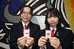 赤い羽根共同募金のピンバッジ、今年は帯広農業高校の生徒がデザイン