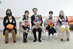 記念撮影する市長とメンバー