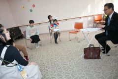 乳幼児を育てるお母さんたちと懇談するの米沢市長