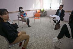 乳幼児を育てるお母さんたちの声に危機を傾ける米沢市長