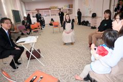 乳幼児を育てるお母さんたちの声に耳を傾ける米沢市長