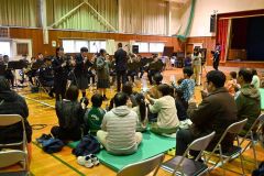 第５音楽隊の演奏に合わせて手話や歌を披露する生徒ら