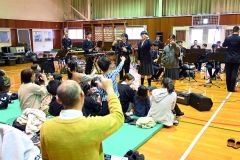 演奏に合わせて手話を披露する生徒ら