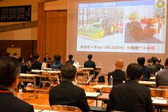 更別農業高校農業科の原教諭の話しに耳を傾ける道内の教諭や企業関係者ら