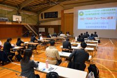 更別農業高校農業科の原教諭の話しに耳を傾ける道内の教諭や企業関係者ら