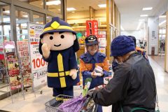 買い物客に火災予防を呼び掛ける消防団員