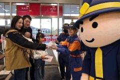 買い物客に火災予防呼び掛け　池田消防署