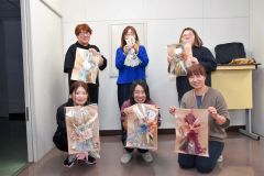 「しめ縄アレンジ」の完成に満足げの参加者